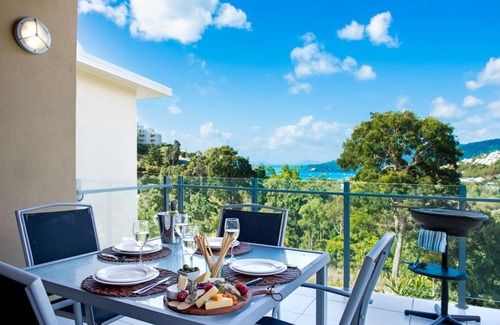 Airlie Beach Apartment | Scenic 2 Bedroom Apartment with Pool & Stunning Water Views