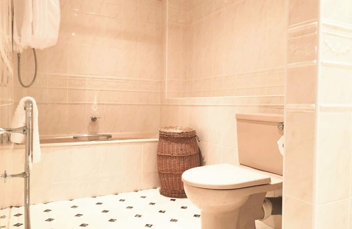 Pittenweem House | Perfect 2 Bedroom Apartment with Pool & Pet-Friendly Amenities