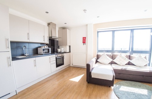 Clementswood Apartment | Family-Friendly 2 Bedroom Apartment at Ilford Tower