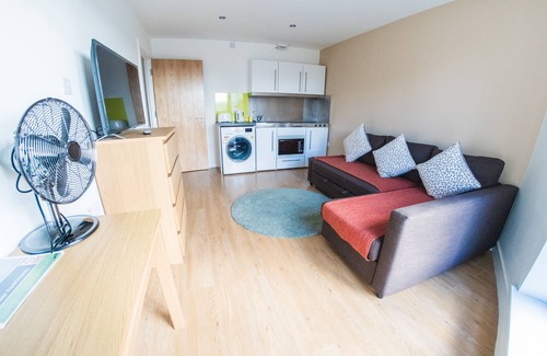 Clementswood Apartment | Family-Friendly 2 Bedroom Apartment at Ilford Tower