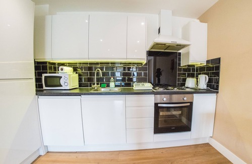 Clementswood Apartment | Family-Friendly 2 Bedroom Apartment at Ilford Tower