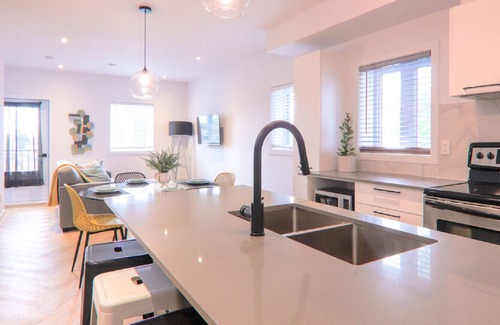 Terrebonne House | Spacious 2-Bedroom Apartment for Families and Pets