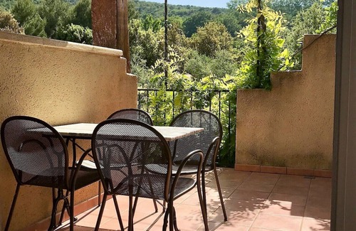 Malaucene Apartment | Relaxing Vrbo Property with Spa and Breakfast Options