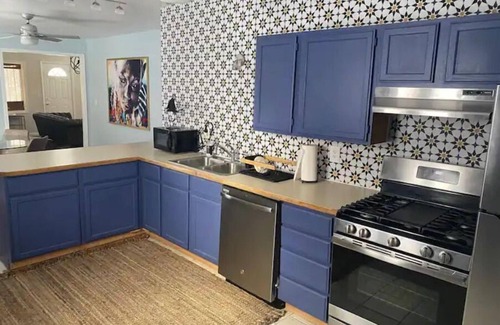 Grand Traverse District Apartment | Comfortable 2 Bedroom Apartment in Downtown Flint