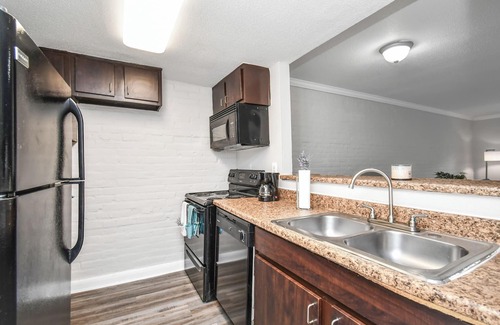 Greenway Plaza-Upper Kirby Apartment | Modern 2 Bedroom Apartment with Pool in Central Houston