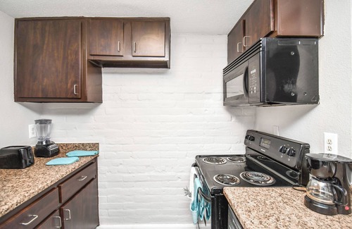 Greenway Plaza-Upper Kirby Apartment | Modern 2 Bedroom Apartment with Pool in Central Houston