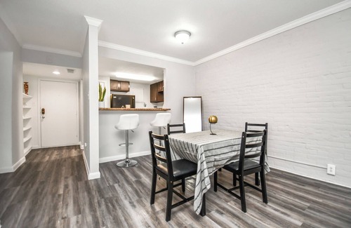Greenway Plaza-Upper Kirby Apartment | Modern 2 Bedroom Apartment with Pool in Central Houston