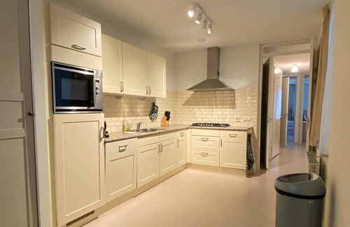 Haarlemmerbuurt Apartment | Scenic 2-Bedroom Apartment with Canal Views in Amsterdam