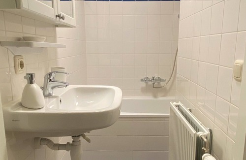 Haarlemmerbuurt Apartment | Scenic 2-Bedroom Apartment with Canal Views in Amsterdam