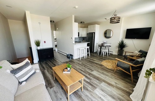 West End Apartment | Top-Floor 2 Bedroom Apartment in Portland's West End