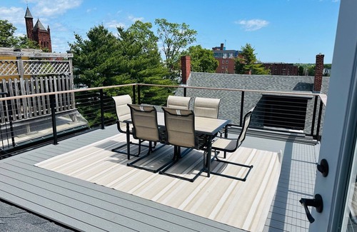 West End Apartment | Top-Floor 2 Bedroom Apartment in Portland's West End