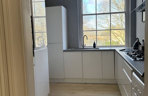 Grimsby Apartment | 2-Bedroom Apartment With Private Kitchen and Bathroom