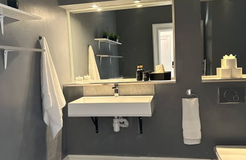 Grimsby Apartment | 2-Bedroom Apartment With Private Kitchen and Bathroom