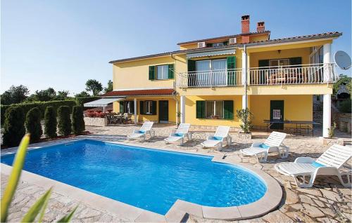 Nedescina House | Comfortable 2 Bedroom Apartment with Pool in Labin
