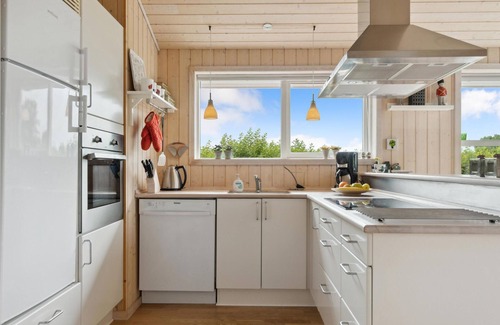 Dageløkke House | Experience an Inviting Lakefront Cottage Getaway