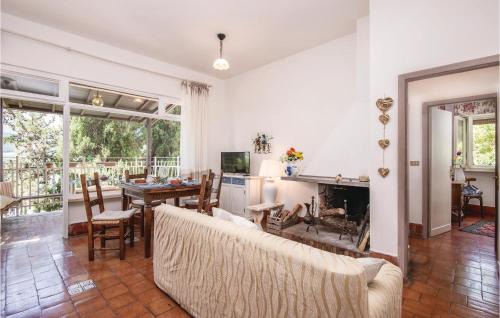 Piediluco House | Cozy Home in Piediluco with Child-Friendly Amenities