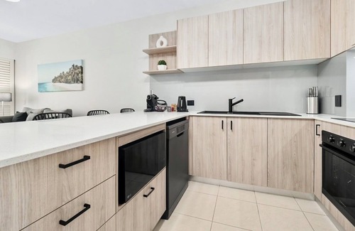 Palm Cove Apartment | Beachside 2 Bedroom Apartment at Palm Cove with Pool