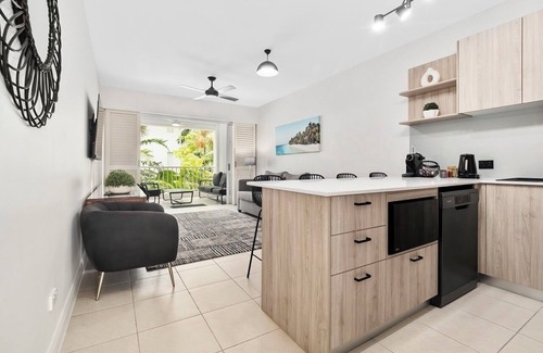 Palm Cove Apartment | Beachside 2 Bedroom Apartment at Palm Cove with Pool