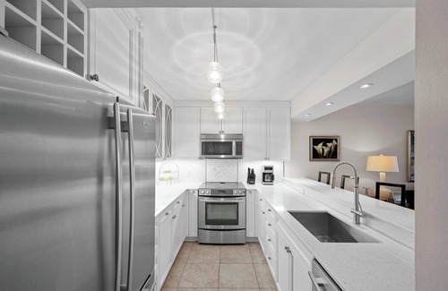 Park Shore Condo | 2 bedroom Beachfront condo w/wet bar - CL0102