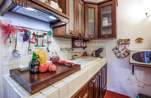 Corciano House | Stylish 2-Bedroom Stay in Corciano with Spa & Breakfast