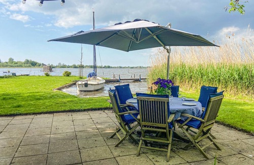 Reeuwijk House | Discover a Hidden Gem with Lake Views and Pet-Friendly Stays