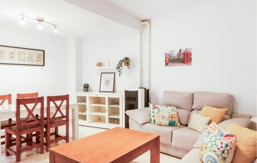 Carmona House | Inviting Home in Carmona with Kitchen & Family-Friendly Perks