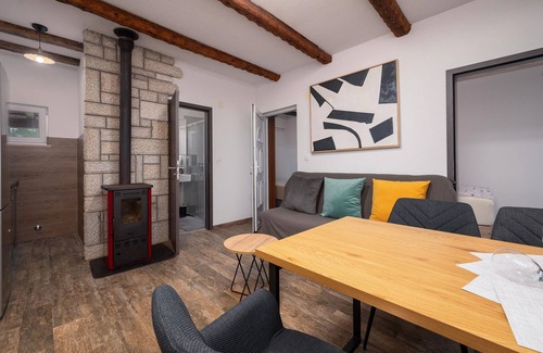 Fazana House | Cozy 2 Bedroom Retreat with Oceanfront Pool in Peroj