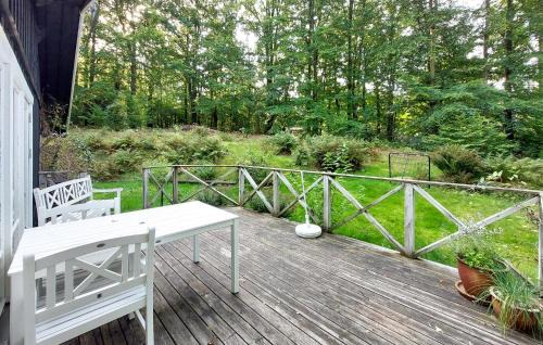 Hoor House | Inviting Retreat in Hr with Kitchen and Family Amenities