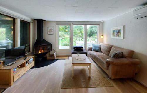 Hoor House | Inviting Retreat in Hr with Kitchen and Family Amenities