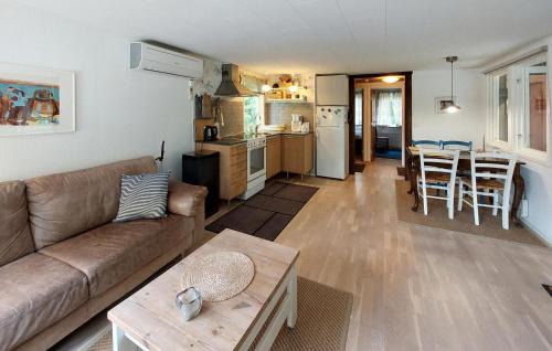 Hoor House | Inviting Retreat in Hr with Kitchen and Family Amenities