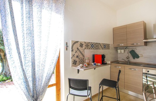 Corridonia House | Cozy Cottage with Garden, Pool & Spa Retreat Awaits You