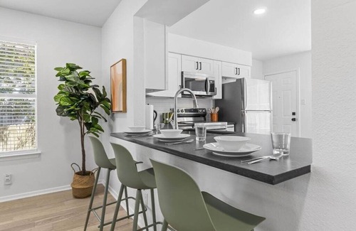East Riverside - Oltorf House | Stylish 2 Bedroom Boho Retreat in East Austin - Sleeps 6