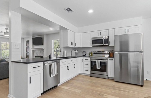 East Riverside - Oltorf House | Stylish 2 Bedroom Boho Retreat in East Austin - Sleeps 6