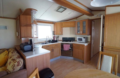 Heacham House | Cozy 2 Bedroom Caravan at Heacham Beach with Decking
