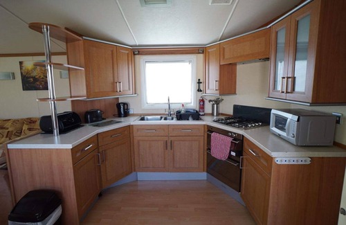 Heacham House | Cozy 2 Bedroom Caravan at Heacham Beach with Decking