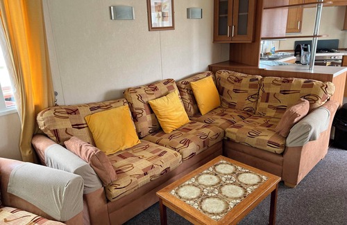 Heacham House | Cozy 2 Bedroom Caravan at Heacham Beach with Decking