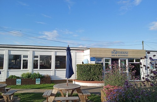 Heacham House | Cozy 2 Bedroom Caravan at Heacham Beach with Decking