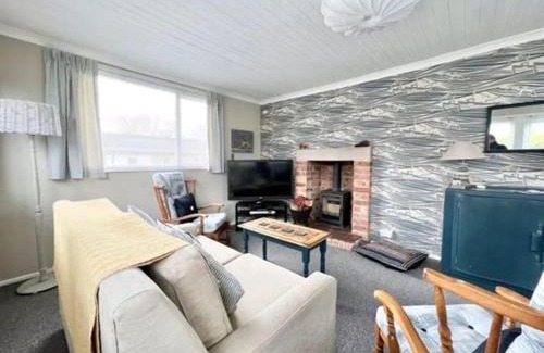 Grimsby House | Oceanfront 2 Bedroom Chalet Bungalow in Humberston Fitties