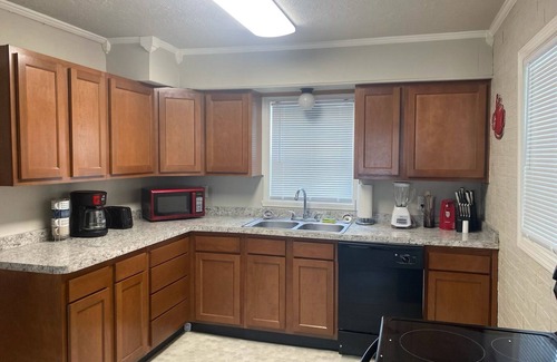 Hemlock House | Cozy 2 Bedroom Retreat Near Championship Park, Sleeps 4