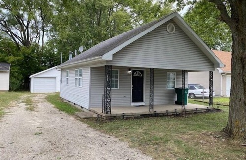 Hemlock House | Cozy 2 Bedroom Retreat Near Championship Park, Sleeps 4