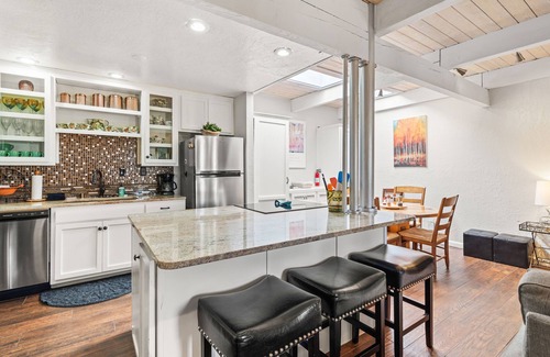 Northeast Santa Fe Hotel | Cozy 2-Bedroom Condo with Kiva Fireplace Near the Plaza