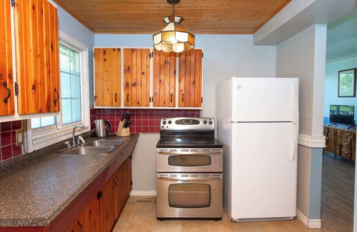 Kawartha Lakes House | Cozy Cabin Retreat with Beach Access & Kayak Adventures