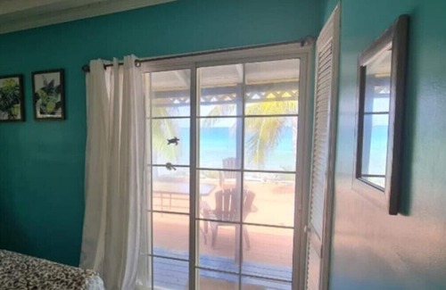 Creek House | Cozy 2 Bedroom Cottage Steps from the Sea with Hot Tub