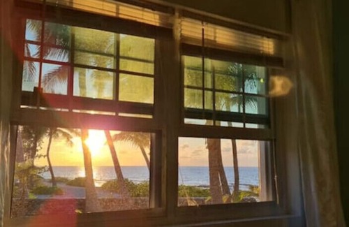 Creek House | Cozy 2 Bedroom Cottage Steps from the Sea with Hot Tub