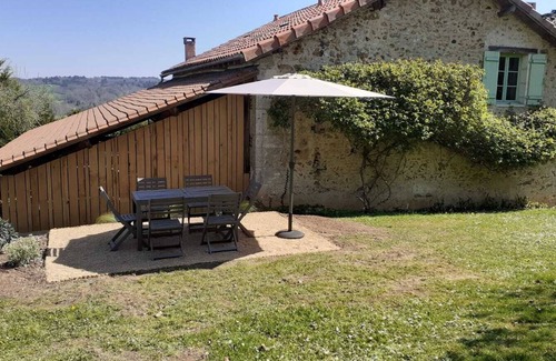 Quinsac Cottage | Beachfront Vrbo Property with Pool & Hot Tub Amenities