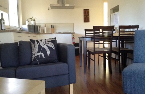 Pokolbin Ski Chalet | Elegant 2 Bedroom Cottage with Vineyard Views & Hot Tub