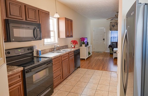 Myrtle Beach Cottage | Cozy 2-Bedroom Cottage Steps from the Beach with Free WIFI
