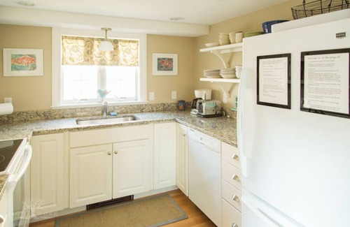 Higgins Beach Cottage | Renovated Cottage Steps from Higgins Beach - Family Friendly