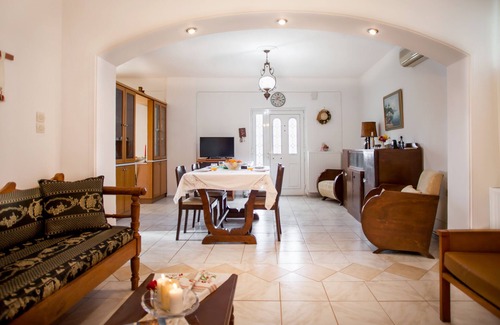 Patsos Cottage | Cozy 2-Bedroom Cottage with Scenic Mountain Views