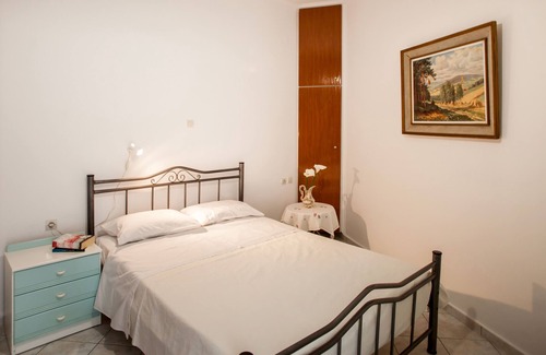 Patsos Cottage | Cozy 2-Bedroom Cottage with Scenic Mountain Views